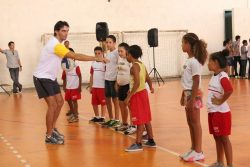 Em clínica, Giba comandou atividades com bola com as crianças. (Foto: Diego Ortiz)