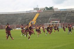 Atletas durante treinamento na tarde de terça-feira, em preparação para a partida contra o Santos. (Foto: Diego Ortiz)