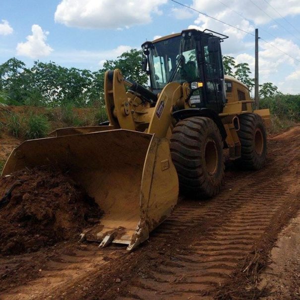 Com maquinário alugado de outra cidade, via de terra começou a ser recuperada (Foto: Divulgação)