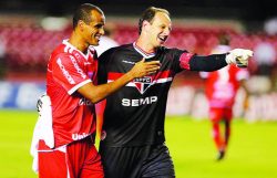 Em 2014, Mogi Mirim, com Rivaldo, foi goleado pelo São Paulo, de Rogério Ceni. (Foto: Divulgação)