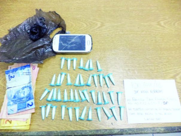 Foram apreendidos 44 pinos da droga, um celular e R$ 192 em dinheiro (Foto: Divulgação)