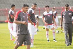 Técnico Flávio Araújo faz sua estreia pelo Mogi em jogo contra o Oeste. (Foto: Diego Ortiz)