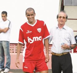 Rivaldo e Stort em jogo festivo: hoje, em lados opostos na Justiça. (Foto: Arquivo)