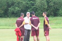 Toninho Cecílio conversa com zagueiros Bruno Costa e Saimon e com lateral Bruno Teles, que volta ao time. (Foto: Diego Ortiz)