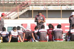 Flávio Araújo motiva atletas para acreditar na superação do time. (Foto: Diego Ortiz)