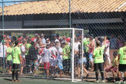 Partida foi encerrada depois de tumulto envolvendo atletas e torcedores dos times finalistas. (Foto: Diego Ortiz)