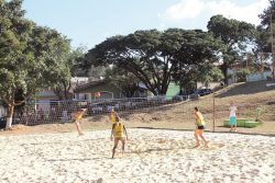 Antigos praticantes das Três Marias agora curtem o futevôlei em quadra próxima ao Horto. (Foto: Diego Ortiz)