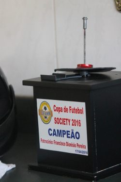 Goleiro do Vila Chaib se revoltou e quebrou troféu de campeão, que ficou repartido em três partes. (Foto: Diego Ortiz)