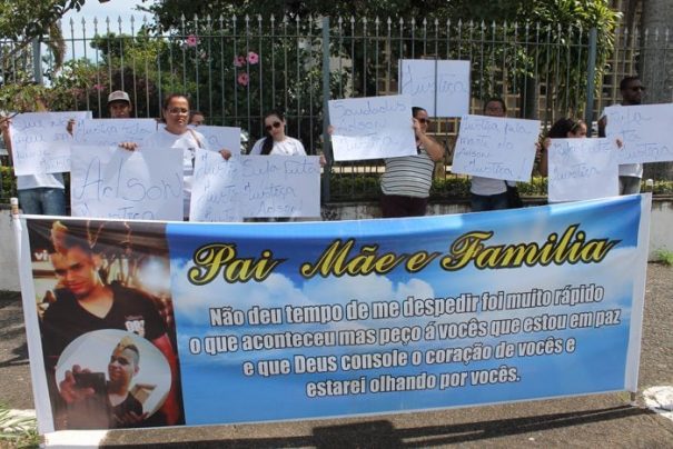 Na terça, familiares e amigos de Adson fizeram uma manifestação em frente ao Fórum; pais lutam para crime não ser esquecido (Foto: Ana Paula Meneghetti)