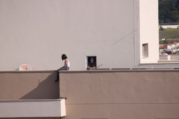 Inicialmente, bombeiro conversou com a jovem por uma janela. (Foto: Diego Ortiz)