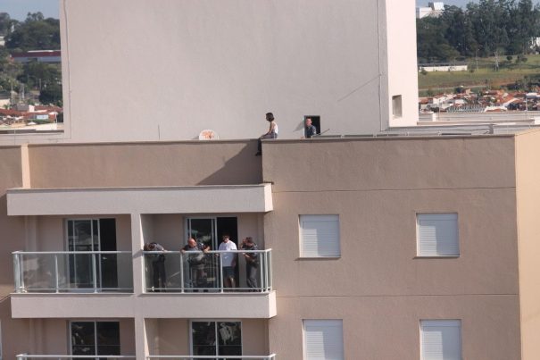 Polícia Militar foi até o apartamento do último andar para analisar o local. (Foto: Diego Ortiz)