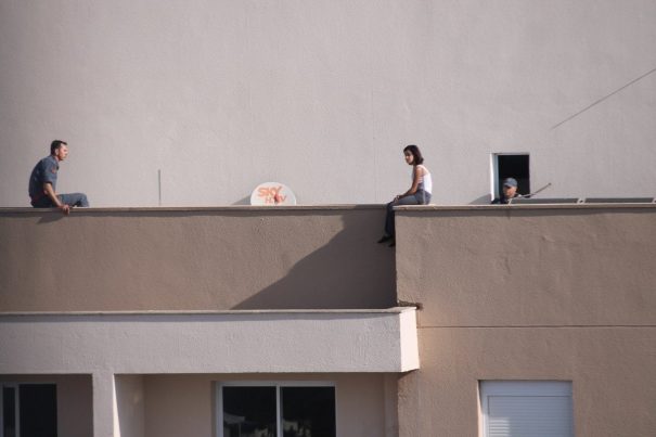 Bombeiro ficou sentado de frente para a jovem. (Foto: Diego Ortiz)