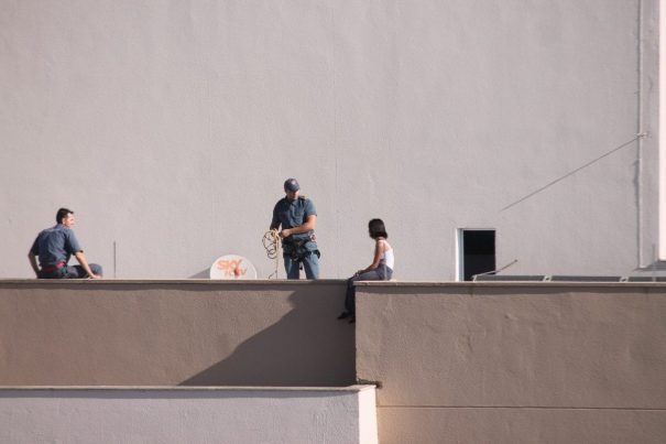 Bombeiro mostra a corda e distrai a jovem, antes de contê-la. (Foto: Diego Ortiz)