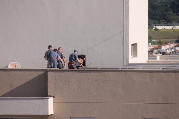 Moça é retirada pelos bombeiros e PM, em missão concluída com sucesso. (Foto: Diego Ortiz)