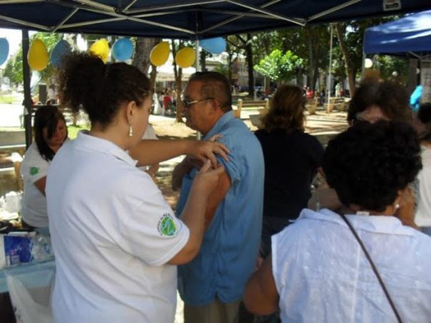 Município vacinou 87% dos idosos; postos abrem das 8h às 16h (Foto: Divulgação)