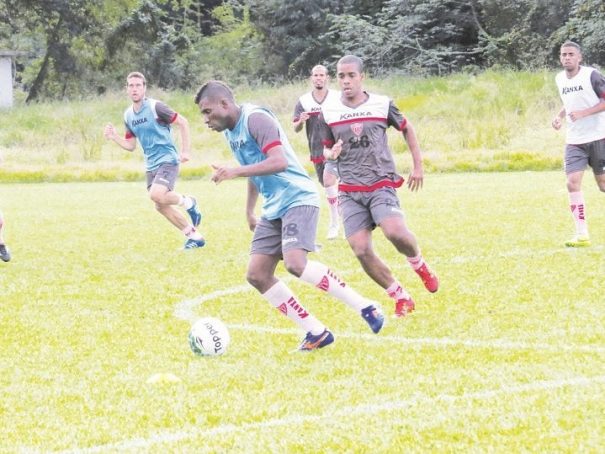 Técnico Leston Júnior foca trabalhar mais a parte técnica, depois de ter priorizado o fator tático. (Foto: Marcelo Gotti/Assessoria MMEC)