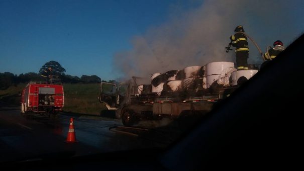 Caminhão ficou parcialmente destruído e trânsito ficou prejudicado na manhã de segunda-feira. (Foto: Marcelo Gotti)