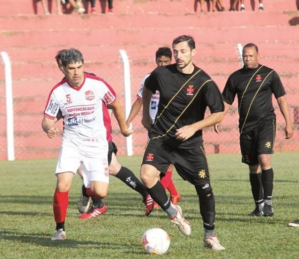 Santa Cruz, do meio-campista Luciano Bridi, venceu a Vila Dias, de Todinho, por 1 a 0, no Tucurão. (Foto: Diego Ortiz)