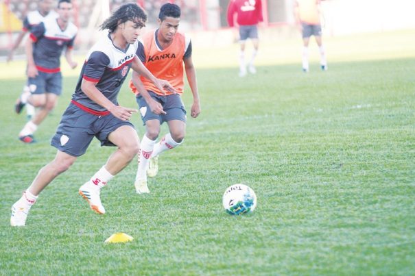 Edmar briga por vaga no ataque do Mogi para confronto deste sábado. (Foto: Diego Ortiz)