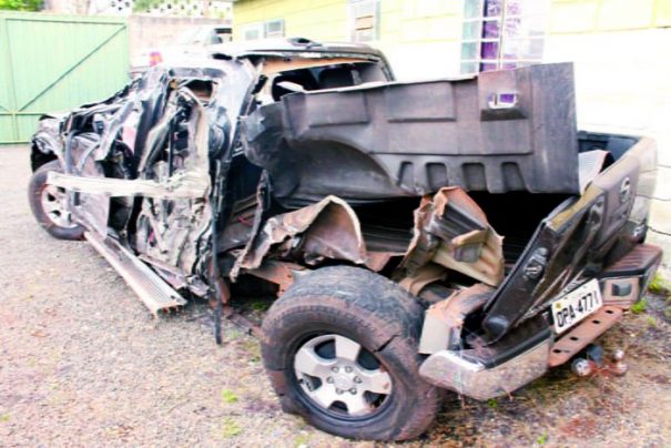 Caminhonete ficou destruída; motorista da carreta disse que carro vinha em zigue-zague na pista (Foto: Ana Paula Meneghetti)