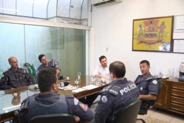 Reunião, na quinta-feira, contou com a presença do prefeito e representantes do 26° Batalhão (Foto: Ana Paula Meneghetti)