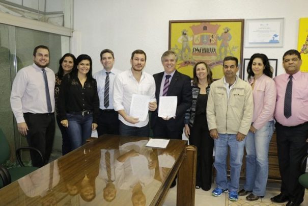 Contrato do financiamento foi assinado pelo prefeito Stupp com o Banco do Brasil, na terça-feira (Foto: Divulgação)