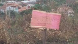 Placa indica o nome de um possível invasor de lotes do bairro (Foto: Divulgação)