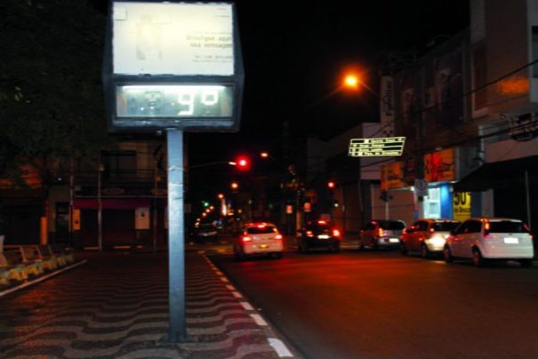 Na noite de segunda, relógio da Rui Barbosa, no Centro, marcava 9°C; temperatura deve subir (Foto: Ana Paula Meneghetti)