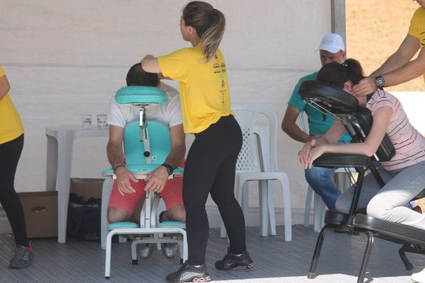 Quick massage foi um dos benefícios concedidos aos presentes. (Foto: Diego Ortiz)