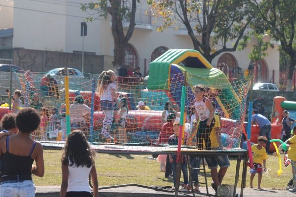 Diversos brinquedos, como cama elástica, atraíram a atenção das crianças, durante o domingo. (Foto: Diego Ortiz)