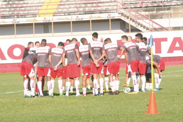 Técnico Leston Júnior, em conversa com os jogadores, em treinamento: time deve ter mudanças. (Foto: Diego Ortiz)