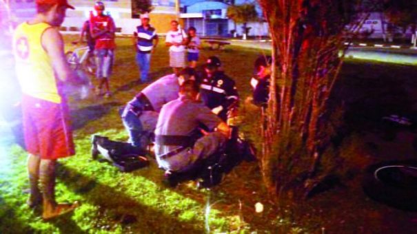 Jovem de 18 anos perdeu o controle da motocicleta Fazer e acabou batendo em uma árvore. (Foto: Divulgação)