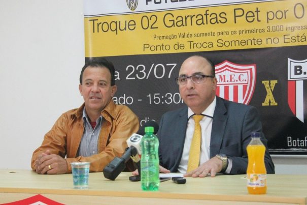 Leto, coordenador de futebol do Mogi Mirim, e Edvaldo Ferraz, do Projeto Futebol Sustentável. (Foto: Diego Ortiz)