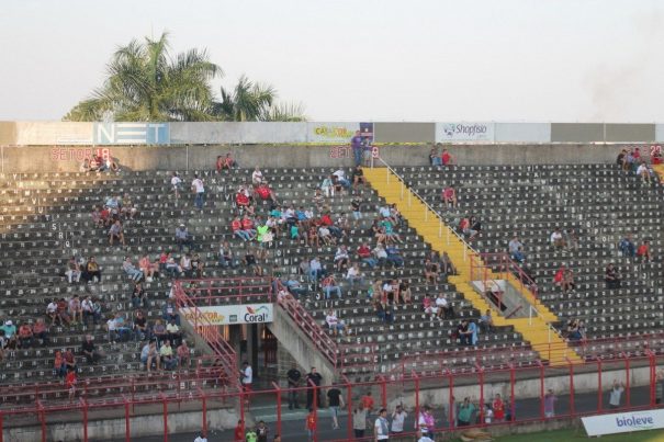 Promoção de troca de garrafas por ingresso melhorou público, mas não evitou prejuízo no boletim financeiro. (Foto: Diego Ortiz)