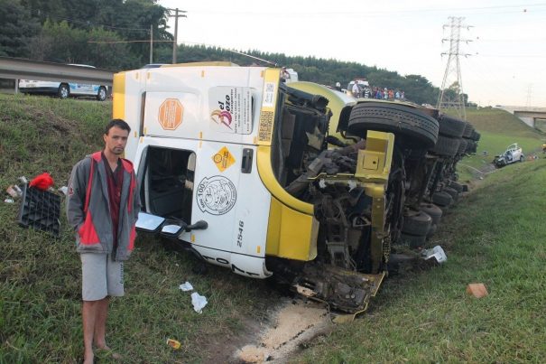 Motorista da carreta saiu ileso da colisão; veículo ficou tombado. (Foto: Diego Ortiz)