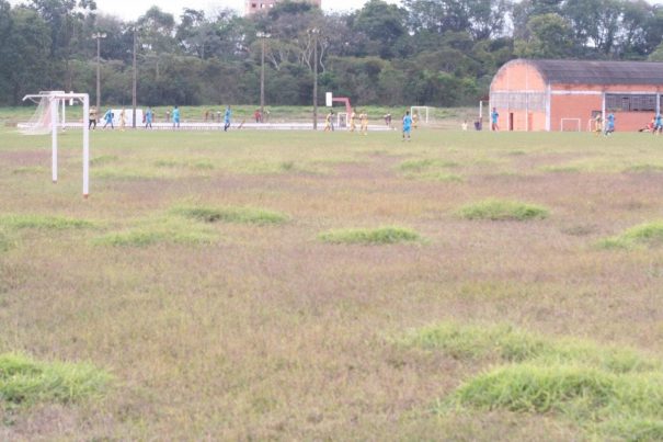 Mato toma conta de um dos campos, o menos utilizado, do Centro de Treinamento de Mogi Guaçu; manutenção reduzida com crise. (Foto: Diego Ortiz)