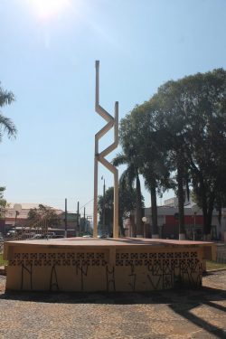 Monumentos estão pichados; área pública está mal conservada (Foto: Fernando Surur)