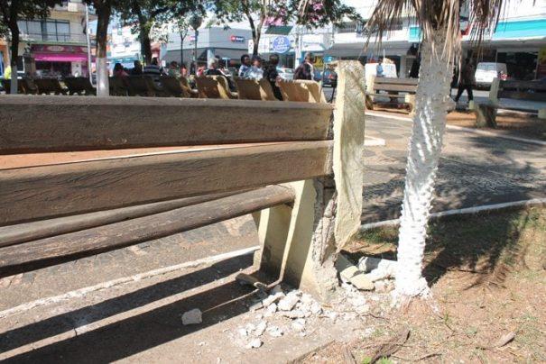 Alguns bancos da Praça Rui Barbosa também estão quebrados (Foto: Fernando Surur)