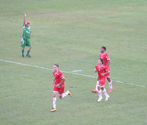 Kaio (à frente) comemora gol marcado nos acréscimos, que garantiu a vitória do Sapo. (Foto: Diego Ortiz) 