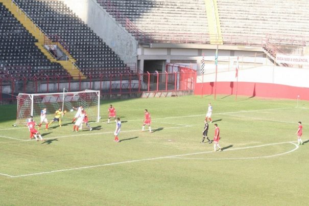 Carlinhos bate cruzado, em lance perigoso do Mogi Mirim, na primeira etapa. (Foto: Diego Ortiz)