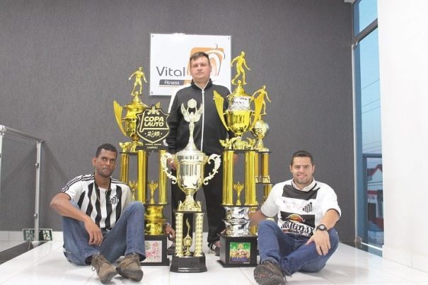 Maurício, Bombarda e Tibúrcio com os troféus de dois bicampeonatos e do título de 2003. (Foto: Diego Ortiz)