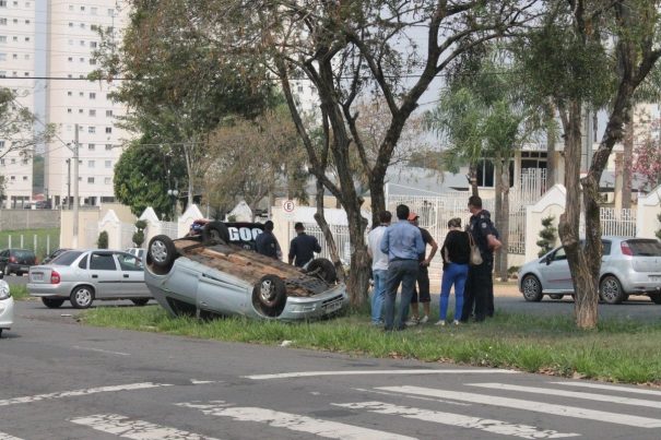 Celta conduzido por uma bancária de 28 anos capotou na Juscelino Kubitscheck. (Foto: Diego Ortiz)