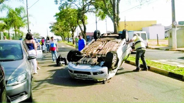 Acidente envolvendo 3 carros ocorreu nas proximidades do Hospital 22 de Outubro, na terça-feira. (Foto: Divulgação)