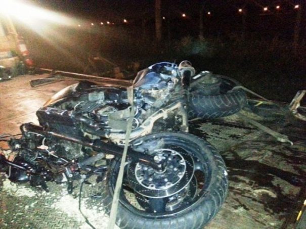 Motocicleta ficou destruída; acidente foi no KM 156 (Foto: Divulgação)