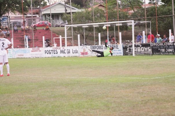 Maurício defendeu pênalti quando o placar ainda marcava 0 a 0. (Foto: Diego Ortiz)