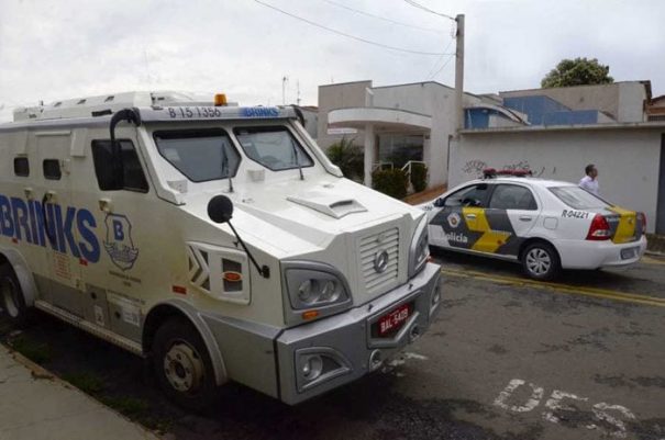 Carro-forte foi parado pelos bandidos no trevo entre a SP-340 e a SP-147, na manhã de terça-feira (Fabrício Leme de Morais/ Gazeta Guaçuana)