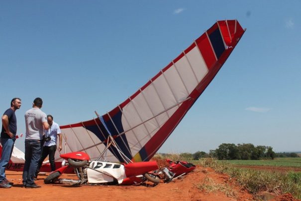 Aeronave modelo trike, uma asa delta com motor, era pilotada na manhã de terça-feira por Marcos Rizola, que sofreu uma queda brusca. (Foto: Diego Ortiz)