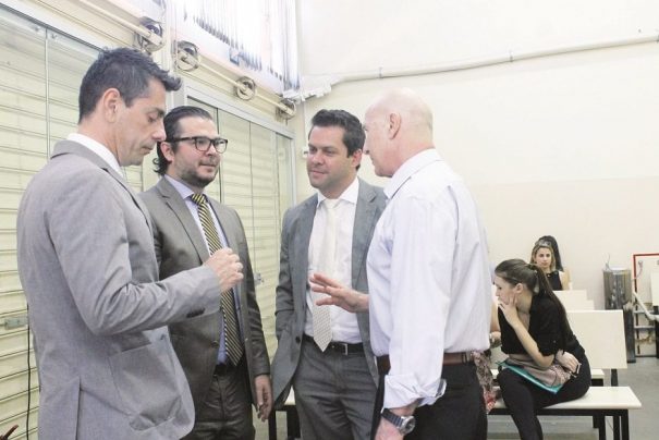 Betellen e Campos (à esquerda) e Stort (à direita), no Cejusc, após a audiência realizada na quarta. (Foto: Diego Ortiz)