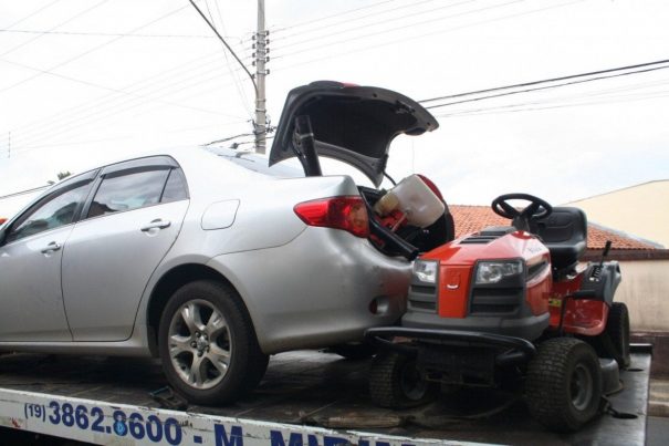 Carro e um pequeno trator estavam na residência de Gabriel, um dos presos. (Foto: Diego Ortiz)