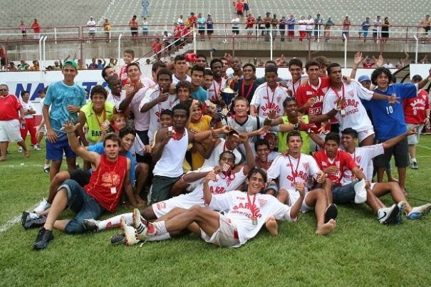 No ano de 2006, Mogi Mirim, com Robinho e Lins, foi campeão do Campeonato Paulista Sub-20. (Foto: Arquivo)